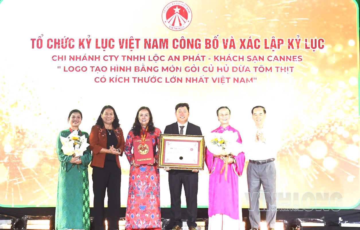 Công ty TNHH Lộc An Phát - Khách sạn Cannes nhận quyết định công bố xác lập kỷ lục biểu trưng tạo hình bằng món gỏi củ hủ dừa có kích thước lớn nhất Việt Nam.