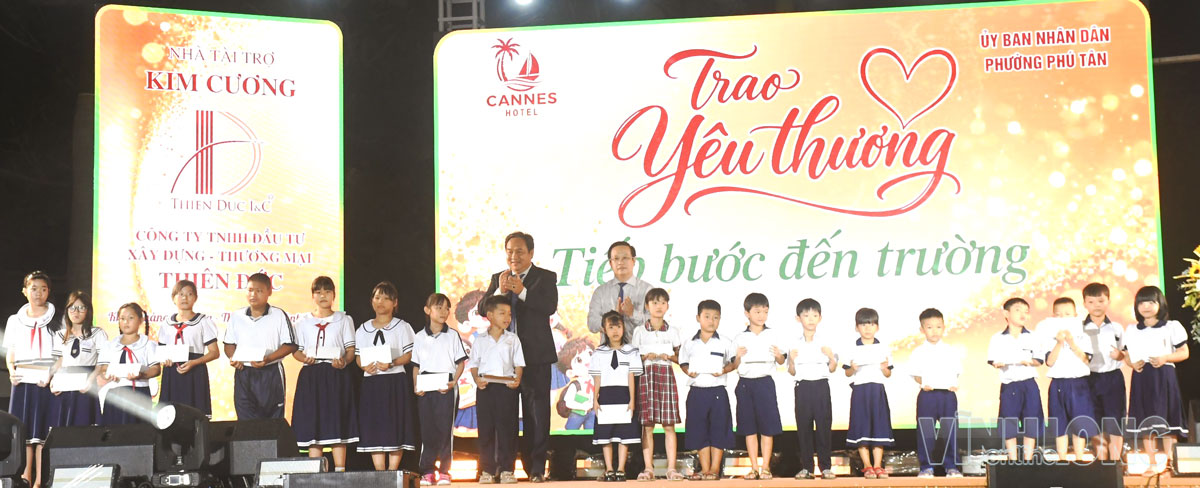 Ban tổ chức trao 20 suất học bổng cho học sinh có hoàn cảnh khó khăn tại lễ khai mạc.