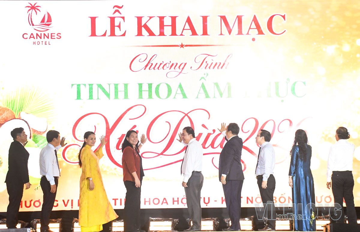 Đại biểu dự lễ thực hiện nghi thức bấm nút khai mạc Chương trình “Tinh hoa Ẩm thực Xứ Dừa 2026”.