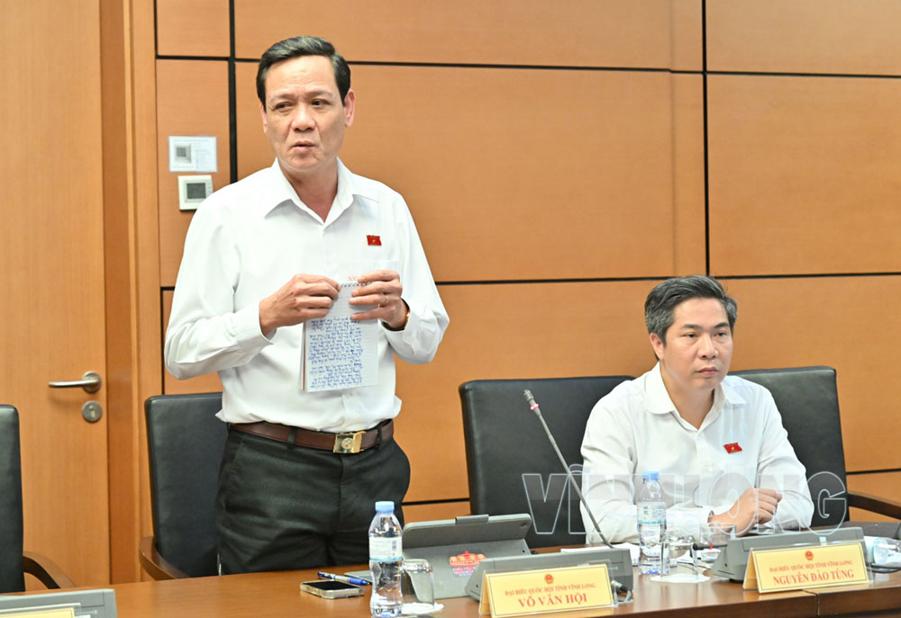 Đại biểu Võ Văn Hội - Ủy viên chuyên trách, Ủy ban Quốc phòng, An ninh và Đối ngoại của QH, đại biểu QH đơn vị tỉnh Vĩnh Long tham gia thảo luận tại Tổ 12, chiều ngày 19/8/2026.