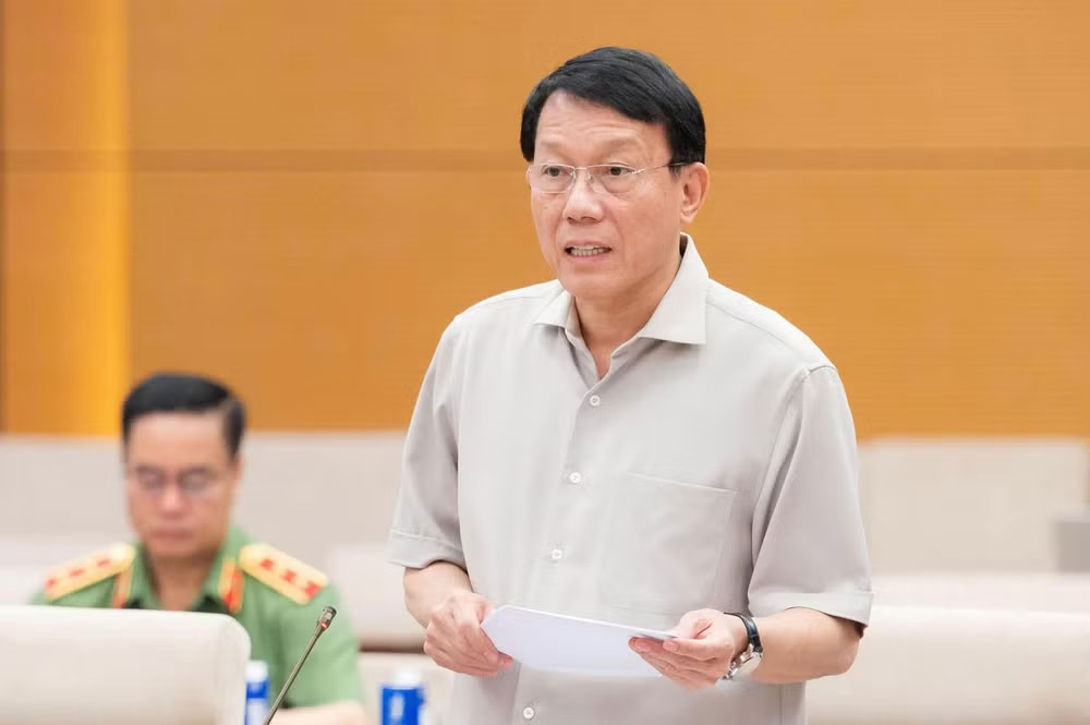 Bộ trưởng Công an, Đại tướng Lương Tam Quang báo cáo việc tiếp thu, giải trình ý kiến của đại biểu Quốc hội về hồ sơ dự thảo Nghị quyết. (Ảnh: Media Quốc hội)