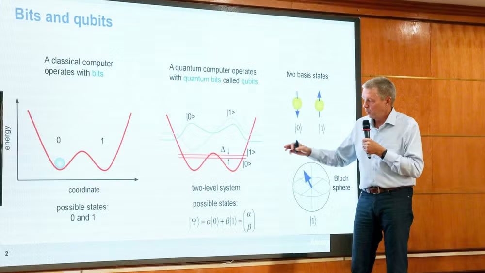 Giáo sư Alexey Ustinov, chuyên gia công nghệ lượng tử, trao đổi học thuật tại hội thảo khoa học Gặp gỡ Hà Nội về công nghệ lượng tử lần thứ nhất của Đại học Quốc gia Hà Nội. (Ảnh: DIỆP NGỌC)
