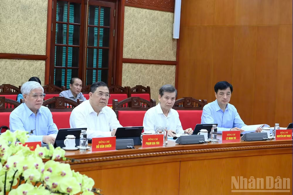 Các đồng chí lãnh đạo Đảng, Nhà nước và các đại biểu tham dự cuộc làm việc. (Ảnh: ĐĂNG KHOA)
