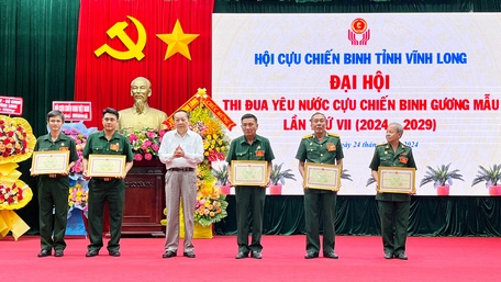 Ông Nguyễn Thành Thế- Phó Bí thư Thường trực Tỉnh ủy trao bằng khen cho 5 tập thể xuất sắc.