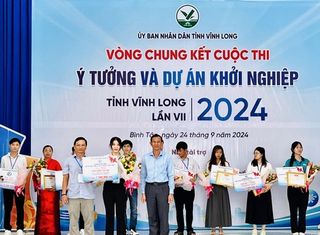 Ông Đặng Văn Chính- Phó Chủ tịch Thường trực UBNB tỉnh trao giải nhất hạng mục dự án.