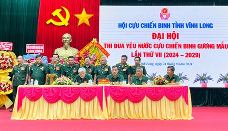 Các đơn vị ký kết thi đua.