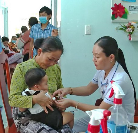 Các bậc phụ huynh hãy đưa con em đến cơ sở y tế tiêm đủ 2 mũi vaccine sởi để tạo miễn dịch phòng bệnh cho trẻ.

