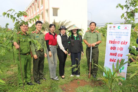 Tuổi trẻ Công an tỉnh tham gia trồng cây sau lễ phát động “Trồng cây đời đời nhớ ơn Bác Hồ”.

