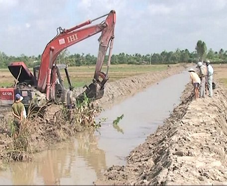 Khơi thông kênh, mương đưa lũ đầu mùa vào đồng.