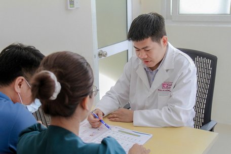 Bác sĩ Khoa Hiếm muộn IVF Phương Châu tư vấn cho bệnh nhân hiếm muộn.