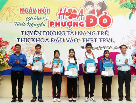 Tuyên dương 5 học sinh thủ khoa đầu vào lớp 10 năm học 2024-2025.