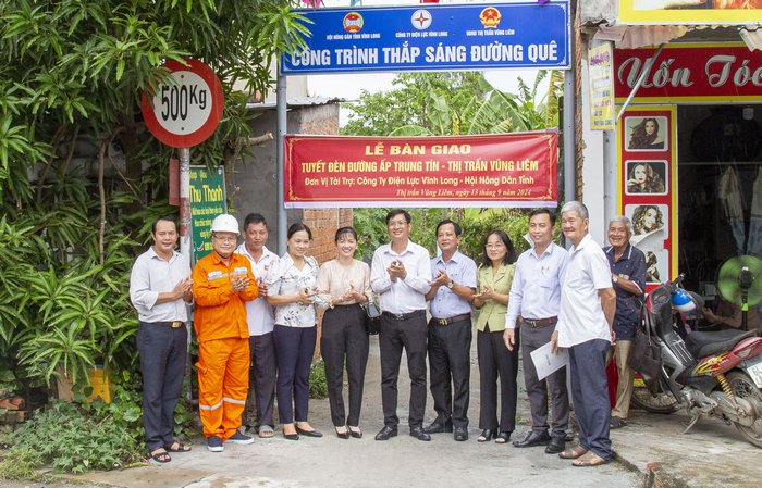 Đại diện UBND TT Vũng Liêm, Hội Nông dân tỉnh và Công ty Điện lực tỉnh dự lễ khánh thành tuyến đường thắp sáng đường quê tại ấp Trung Tín, TT Vũng Liêm.