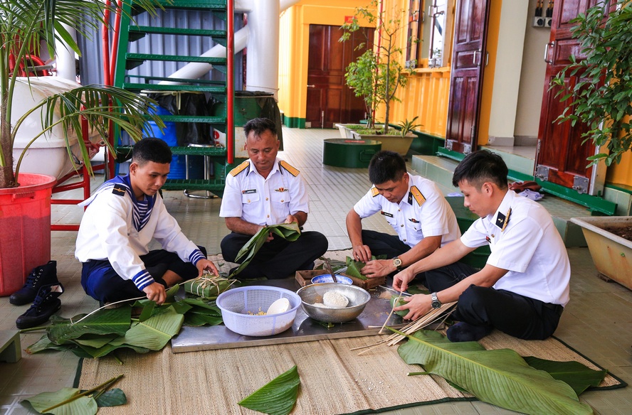 Còn trên Nhà giàn DK1/9, cán bộ chiến sĩ tổ chức gói bánh chưng. Lá dong, thịt heo được mang ra từ đất liền.