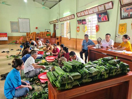 Người dân xã Võ Liệt, huyện Thanh Chương, Nghệ An tập trung chẻ lạt, gói bánh chưng gửi ra vùng lũ phía Bắc - Ảnh: TRẦN HOÀNG