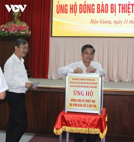 
Chủ tịch UBND tỉnh Hậu Giang Đồng Văn Thanh và Phó Chủ tịch Thường trực UBND tỉnh Hậu Giang Trương Cảnh Tuyên ủng hộ đồng bào các tỉnh bị thiệt hại do bão số 3.