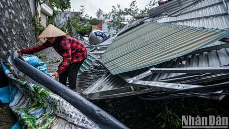 Người dân Quảng Ninh khẩn trương khắc phục hậu quả sau bão số 3. (Ảnh: THÀNH ĐẠT)

