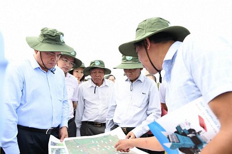 Lãnh đạo Bộ Nông nghiệp và Phát triển nông thôn, lãnh đạo tỉnh Sóc Trăng tham quan mô hình của đề án tại huyện Long Phú

