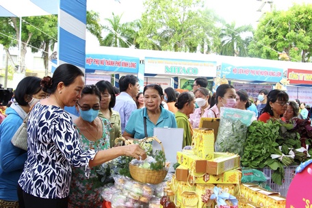 : Các gian hàng trưng bày tham gia hội thi.