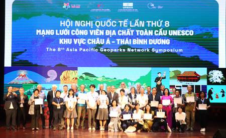 Đại diện Mạng lưới CVĐC toàn cầu UNESCO trao các quyết định cho các CVĐC được công nhận là CVĐC toàn cầu UNESCO năm 2024.