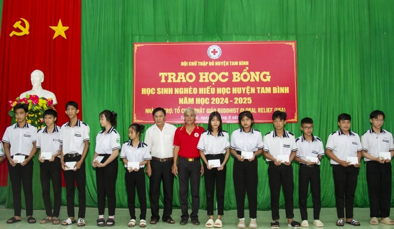 Ông Nguyễn văn Sơn Phó Trưởng Ban dân vận huyện ủy và ông Trần Bá Ninh- Chủ tịch Hội Chữ thập đỏ huyện trao tặng học bổng cho học sinh Trường THPT Tam Bình.