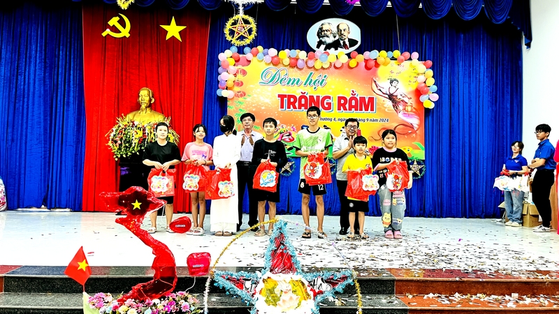 Lãnh đạo UBND TP Vĩnh Long và lãnh đạo sở ngành trao quà trung thu cho các cháu thiếu nhi.