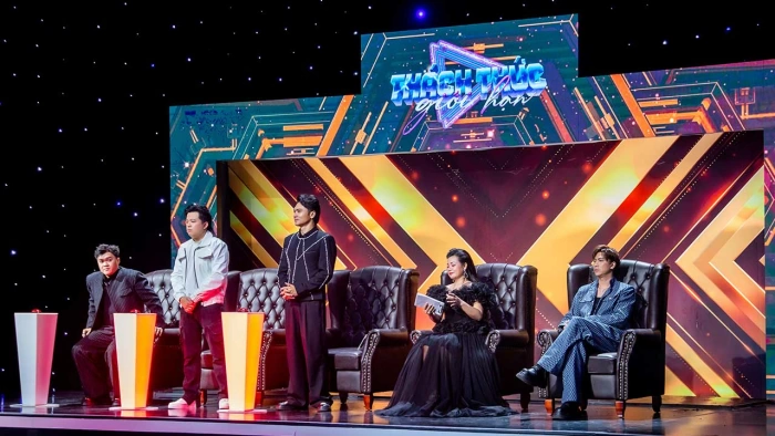Producer - diễn viên Chí Tâm trổ tài “kê đầu” trên sân khấu để thuyết phục thí sinh về đội
