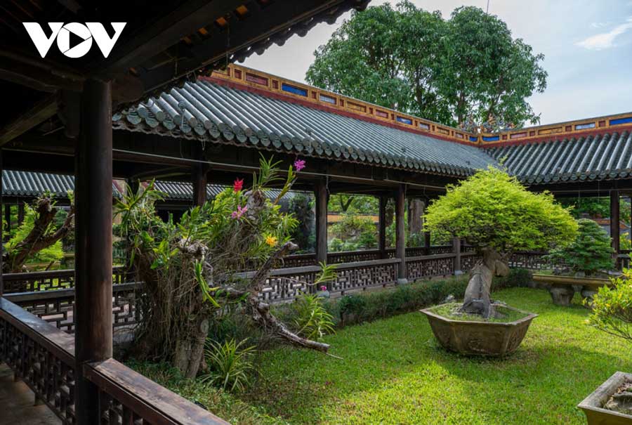 Trong chiến lược phát triển du lịch xanh và bền vững tại Huế, vườn Thiệu Phương trở thành điểm nhấn quan trọng. Nơi đây vừa bảo tồn di sản, vừa góp phần mang lại không gian sinh thái trong lành cho du khách. Mỗi bước đi trong vườn không chỉ là hành trình thưởng ngoạn, mà còn là cơ hội để cảm nhận cách người xưa sống hài hòa với môi trường.
