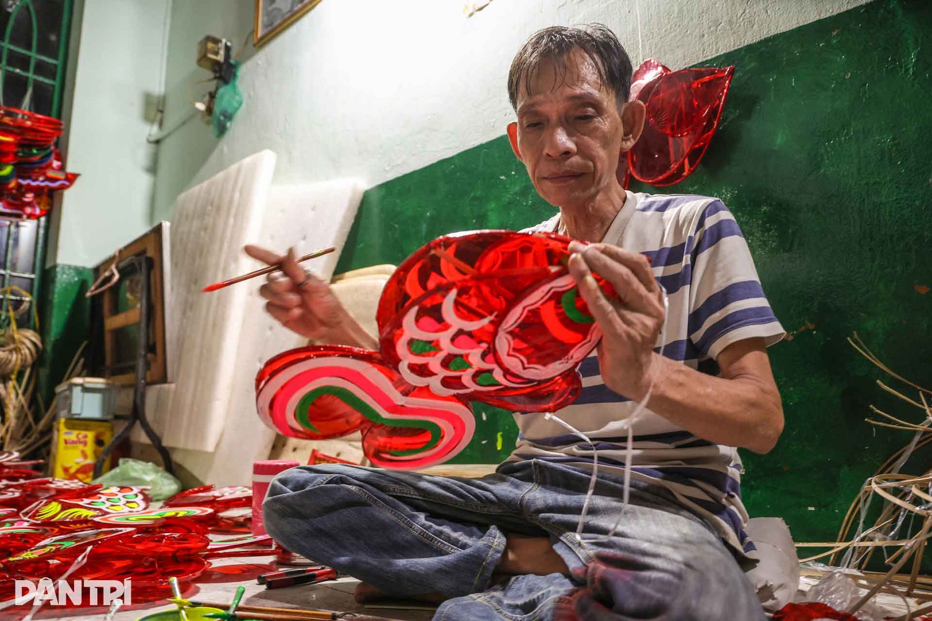 “Ngày nay khách chuộng đèn công nghiệp, lồng đèn vẽ tay truyền thống không còn được tìm đến nhiều như trước. Tôi cũng đang tính sang năm sẽ ngừng làm để xoay sang nghề khác mà lo cho gia đình, chứ nghề này không còn đủ sống nữa”, ông Thắng bộc bạch.