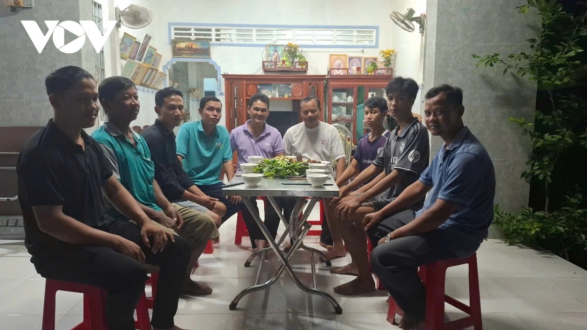 Anh Chơne Sô Pha Ra hướng dẫn học viên chơi đàn khưm