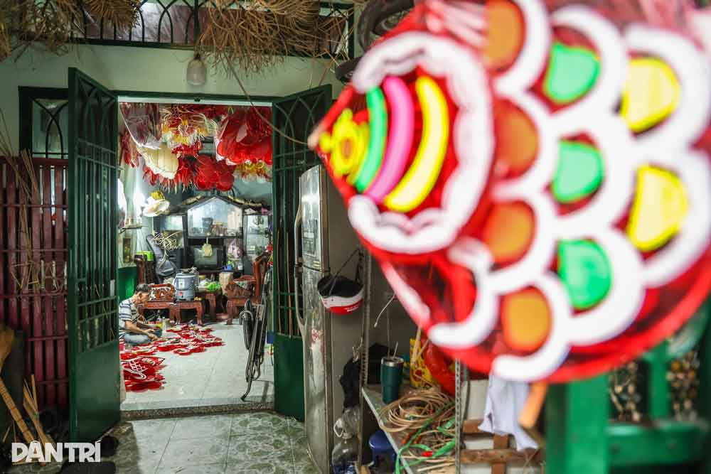 Làng nghề Phú Bình đang vật lộn giữa dòng chảy hiện đại. Những chiếc đèn lồng làm bằng tre, giấy kiếng, vẽ tay đang dần nhường chỗ cho các loại đèn điện tử, công nghiệp. Nhiều hộ quanh năm làm việc cầm chừng, nhiều hộ đành chọn ngậm ngùi từ bỏ nghề truyền thống. Sau hơn nửa thế kỷ, xóm nghề Phú Bình từ 100 hộ, giờ đây chỉ còn chưa đến 10 hộ làm lồng đèn giấy truyền thống.