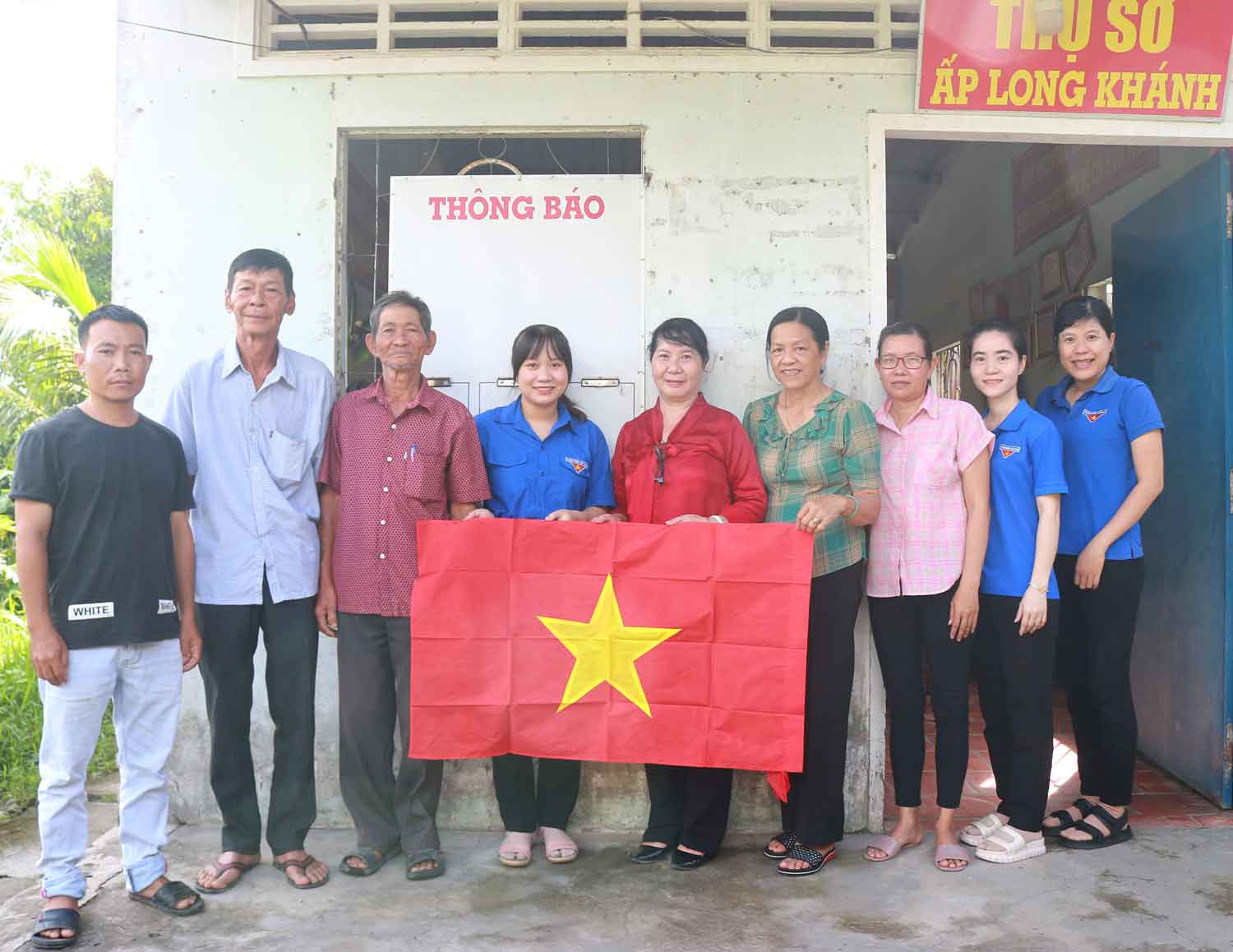 Xã Đoàn Bình Phước trao tặng cờ Tổ quốc cho Chi bộ ấp Long Khánh, góp phần cùng với địa phương hoàn thành các tiêu chí NTM.