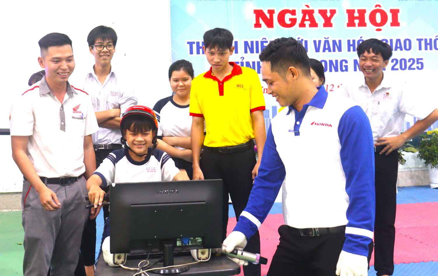 Học sinh, sinh viên thực hành kỹ năng lái xe an toàn trên hệ thống thực tế ảo RT.