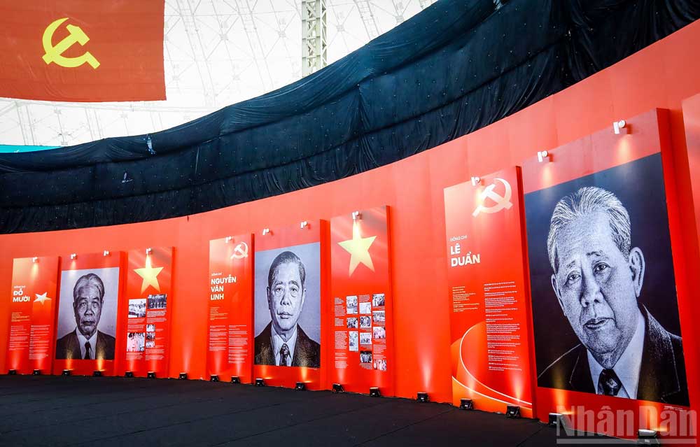 Hình ảnh các vị Tổng Bí thư được trưng bày trang trọng tại khuôn viên triển lãm.