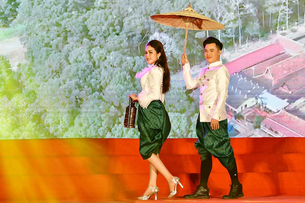 Những bộ trang phục truyền thống sử dụng khi đi chùa của giới trẻ.