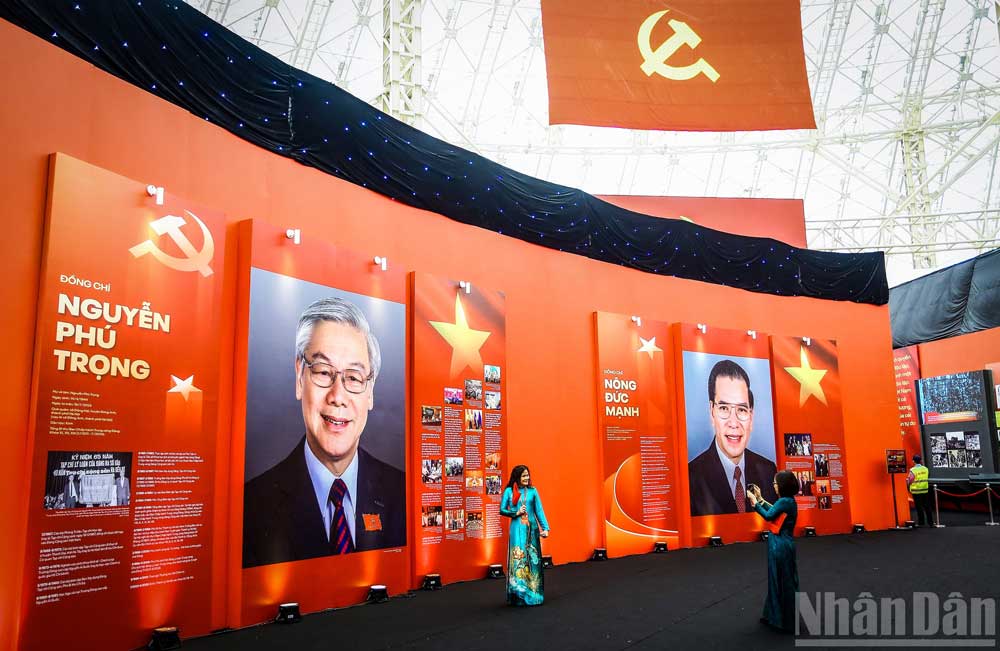 Nhiều người dân chụp ảnh lưu niệm bên cạnh những hình ảnh các Tổng Bí thư các thời kỳ.