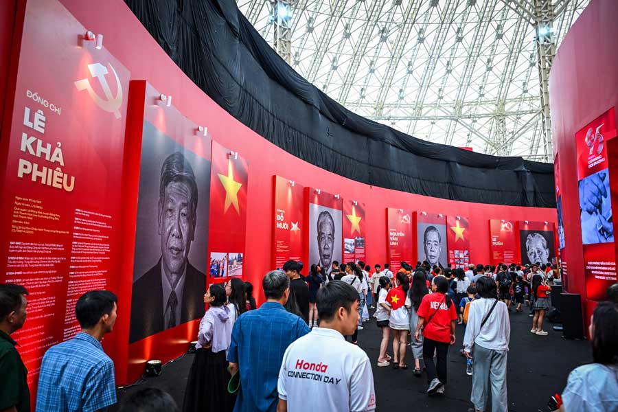 Đông đảo người dân đã đến không gian của triển lãm tại Đông Anh, Hà Nội để có những trải nghiệm trực tiếp đầy sống động tại khu trưng bày, giới thiệu về Chủ tịch Hồ Chí Minh và Tổng Bí thư các thời kỳ của Đảng Cộng sản Việt Nam.