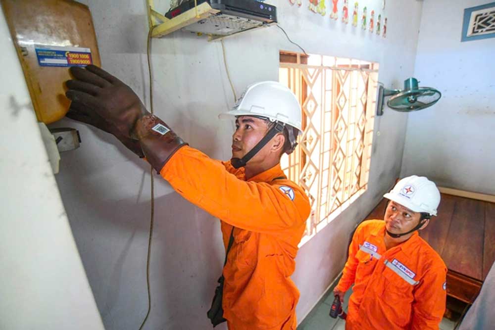 Sắp tới, ngoài trả tiền điện theo số kWh, người tiêu dùng sẽ có thể phải trả thêm thành phần thứ 2 là công suất - Ảnh: QUANG ĐỊNH