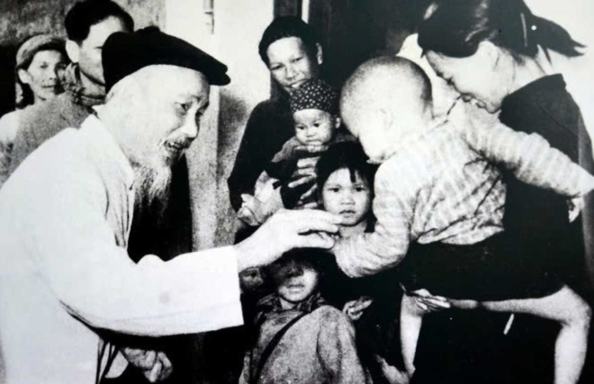 Chủ tịch Hồ Chí Minh luôn quan tâm chăm lo đời sống các tầng lớp nhân dân. Ảnh: Bảo tàng Hồ Chí Minh 