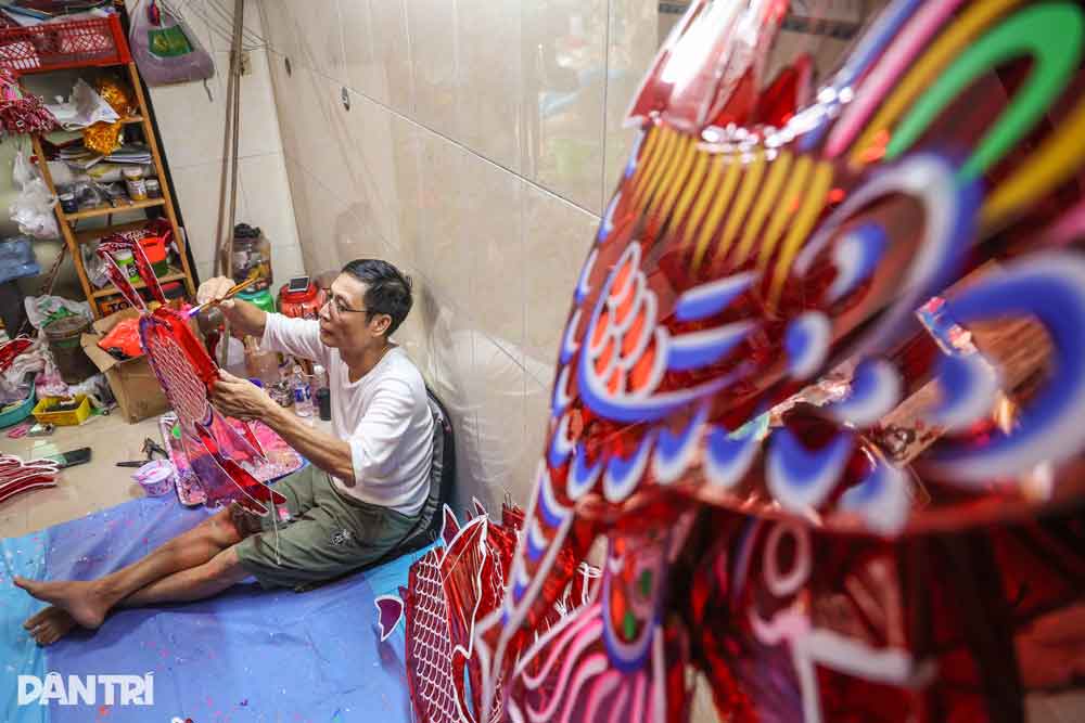 Mỗi dịp Trung thu về, xóm Phú Bình (phường Hòa Bình, TPHCM) lại rộn ràng với hình ảnh tre nứa, giấy kiếng, màu vẽ ngập tràn từ đầu hẻm đến cuối xóm. Các nghệ nhân nơi đây miệt mài từ tờ mờ sáng đến tối muộn để kịp cho ra đời những chiếc lồng đèn truyền thống, phục vụ mùa lễ hội.