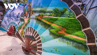 Quạt tranh nghệ thuật, quạt trang trí nội thất kích thước lớn cũng được yêu thích và thường xuyên có khách đặt hàng. Đây cũng là dòng sản phẩm giúp làm nên thương hiệu Quạt giấy Chàng Sơn nổi tiếng tại các hội chợ trên cả nước.