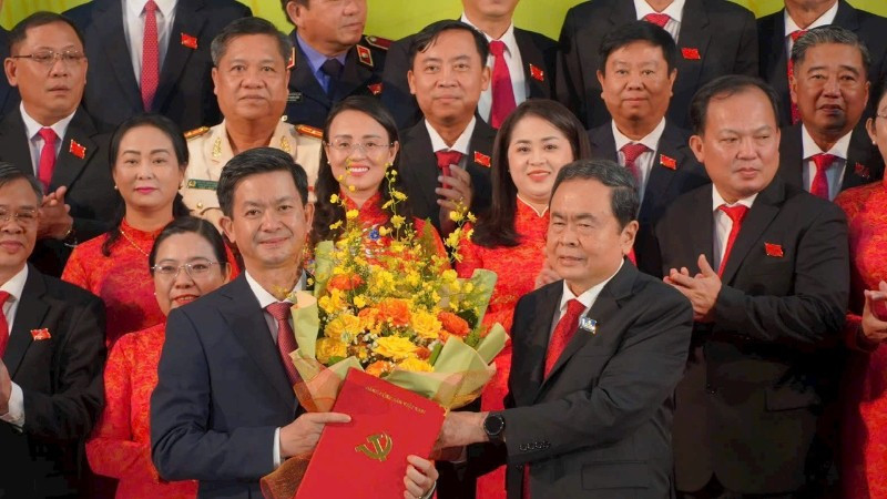 Chủ tịch Quốc hội Trần Thanh Mẫn trao hoa chúc mừng đồng chí Bí thư Thành ủy Cần Thơ Lê Quang Tùng.