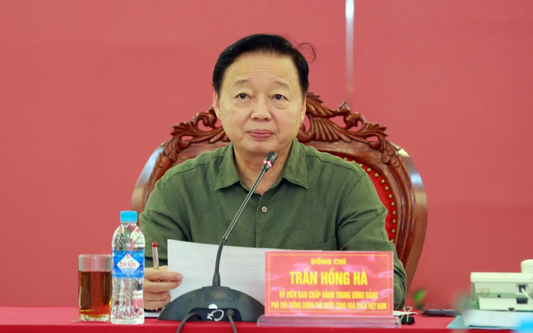 Phó Thủ tướng Trần Hồng Hà, Phó Trưởng ban Thường trực Ban Chỉ đạo phòng thủ dân sự quốc gia chủ trì cuộc họp Ban Chỉ đạo tiền phương đặt tại Quân khu 4 - Ảnh: VGP/Minh Khôi