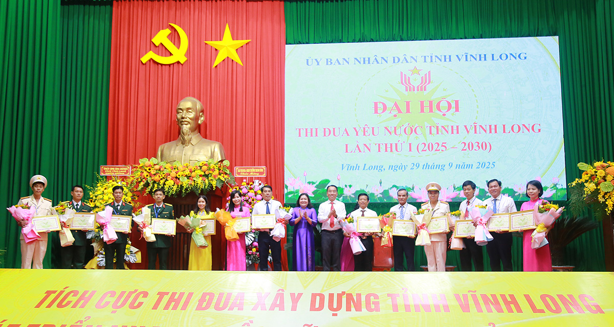 Đồng chí Hồ Thị Hoàng Yến- Phó Bí thư Thường trực Tỉnh ủy và đồng chí Lữ Quang Ngời- Phó Bí thư Tỉnh ủy, Chủ tịch UBND tỉnh, Chủ tịch Hội đồng Thi đua- Khen thưởng tỉnh trao bằng khen và tặng hoa cho các tập thể, cá nhân.