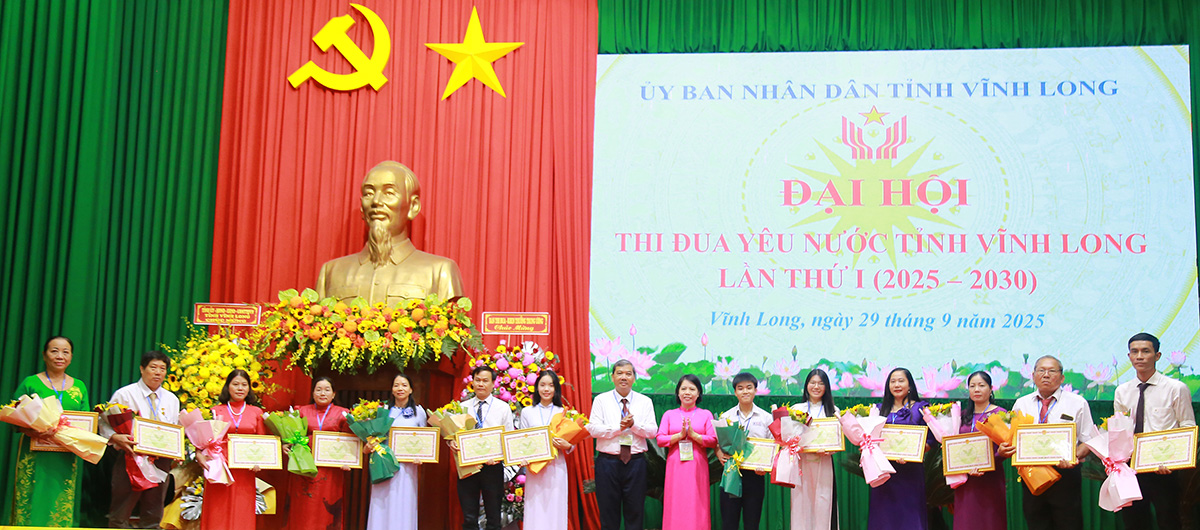 Đồng chí Kim Ngọc Thái- Phó Bí thư Tỉnh ủy và đồng chí Nguyễn Thị Ngọc Giàu- Giám đốc Sở Nội vụ, Phó Chủ tịch Thường trực Hội đồng Thi đua- Khen thưởng tỉnh trao bằng khen và hoa cho các cá nhân.