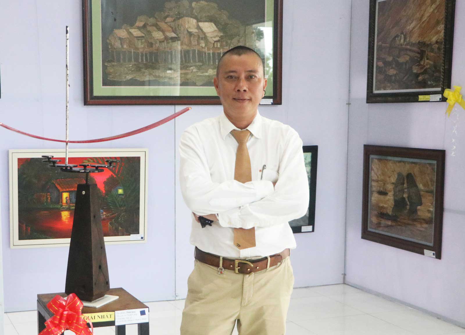 Anh Lê Xuân Cang và tác phẩm “Tĩnh lặng” đạt giải nhất tại cuộc thi sáng tác văn học, nghệ thuật ca ngợi vùng đất và con người Kiên Giang, với chủ đề “Tự hào đất biển Kiên Giang”, thể loại mỹ thuật. Ảnh: TIỂU ĐIỀN