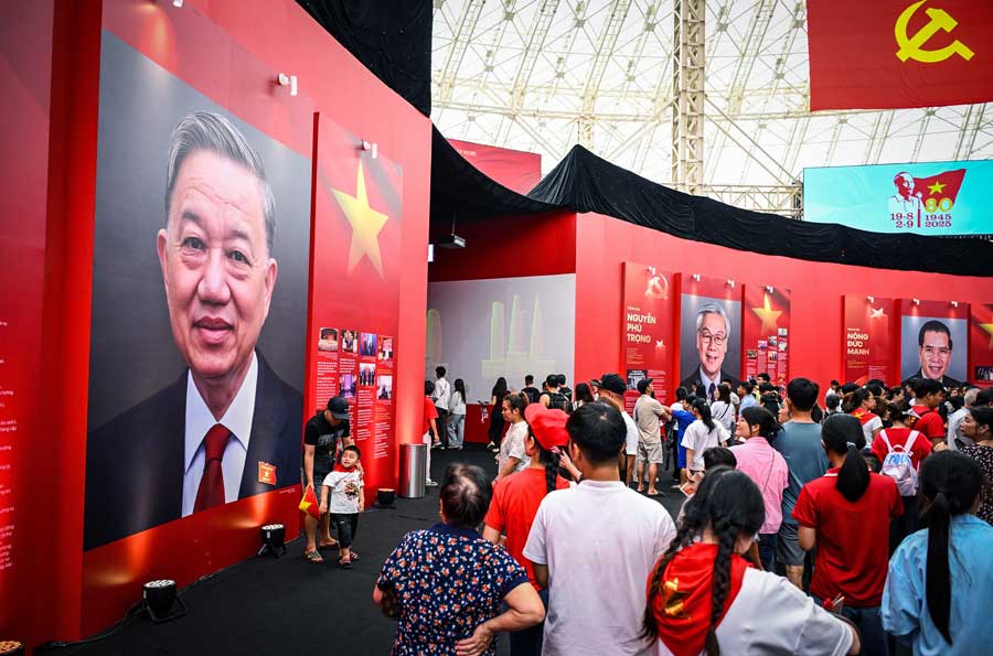 Du khách cả nước ấn tượng trước không gian trưng bày chân dung 13 Tổng Bí thư Đảng Cộng sản Việt Nam qua các thời kỳ được trưng bày tại triển lãm.