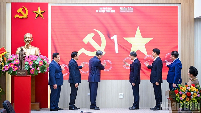 Các đại biểu Ủy viên Bộ Chính trị cùng nhấn nút khai trương Trang thông tin điện tử Đảng Cộng sản Việt Nam - Đại hội XIV.