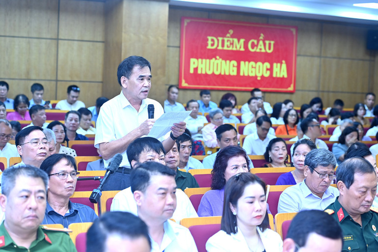 Cử tri thành phố Hà Nội phát biểu ý kiến kiến nghị với các đại biểu Quốc hội. (Ảnh: ĐĂNG KHOA)