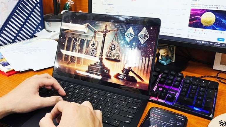 Nhà đầu tư đang theo dõi biến động của tiền mã hóa. (Ảnh: NAM ANH)