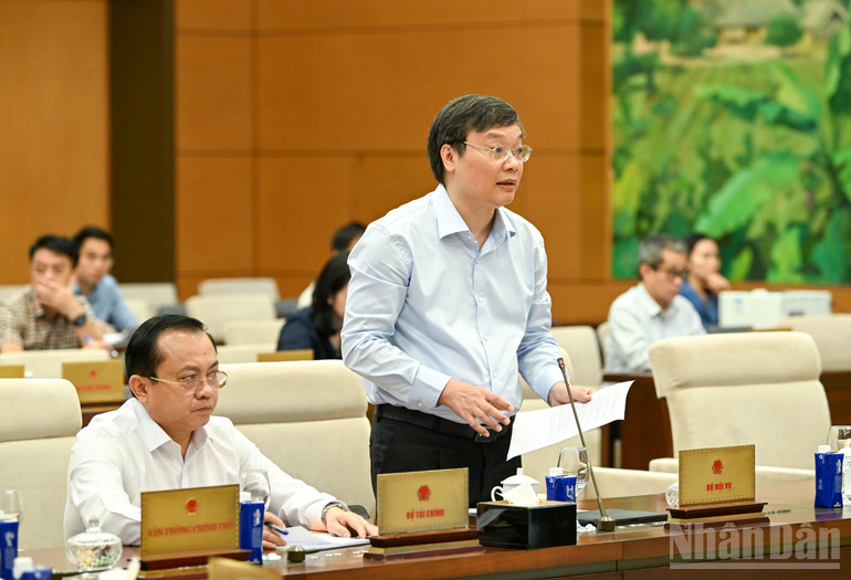 Thứ trưởng Nội vụ Trương Hải Long trình bày Tờ trình dự án Luật Viên chức (sửa đổi). (Ảnh: DUY LINH)
